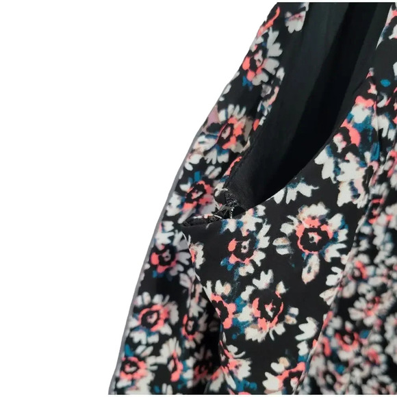 Express women's Floral front wrap Deep Vneck romper - size 4 - Picture 4 of 8